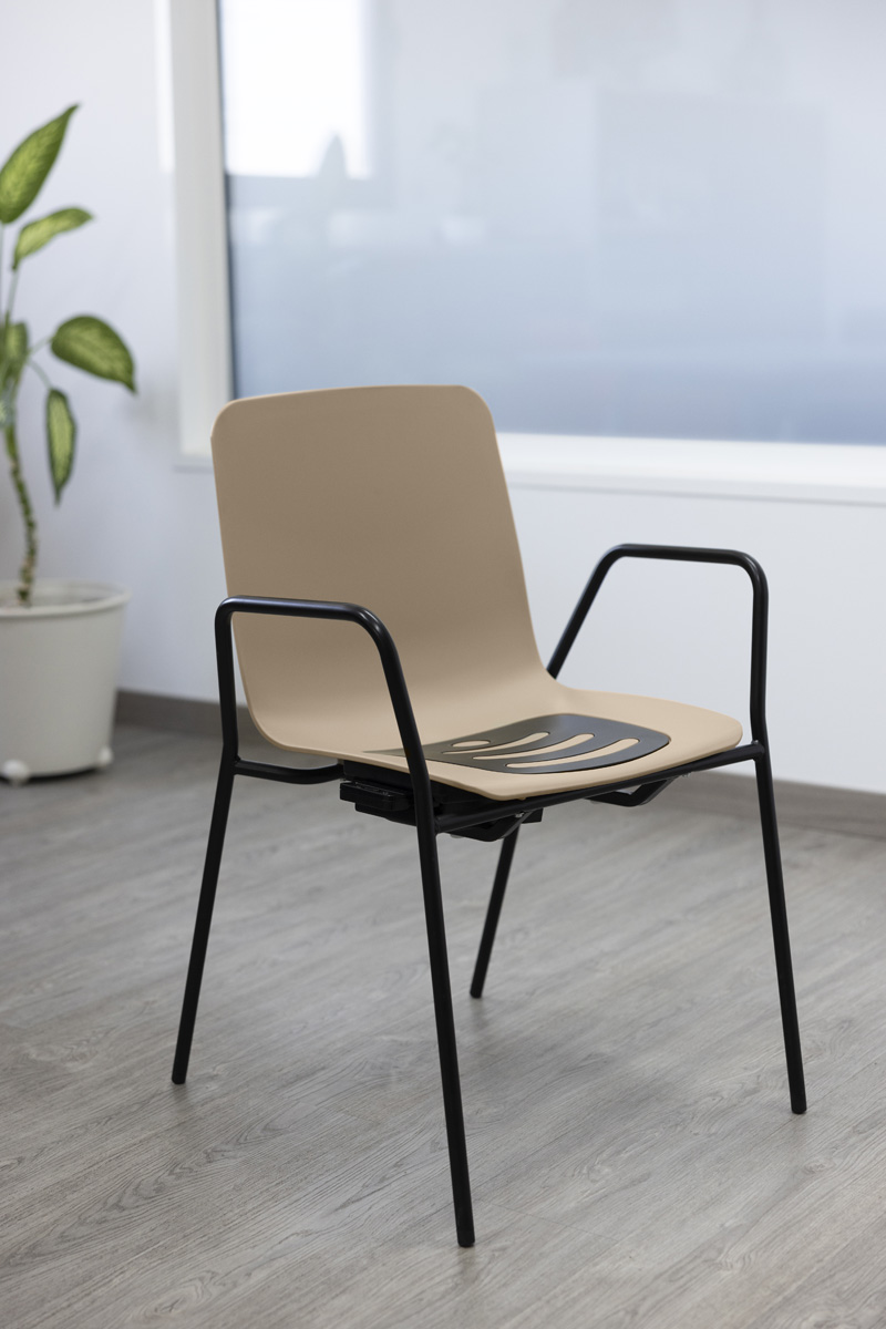 Silla con reposabrazos basalto