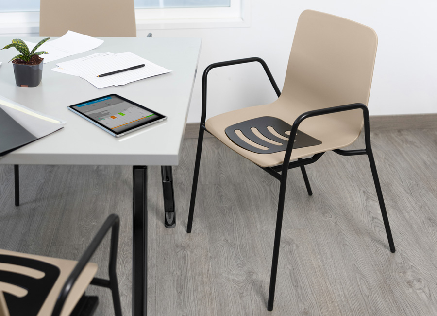 Silla con reposabrazos basalto