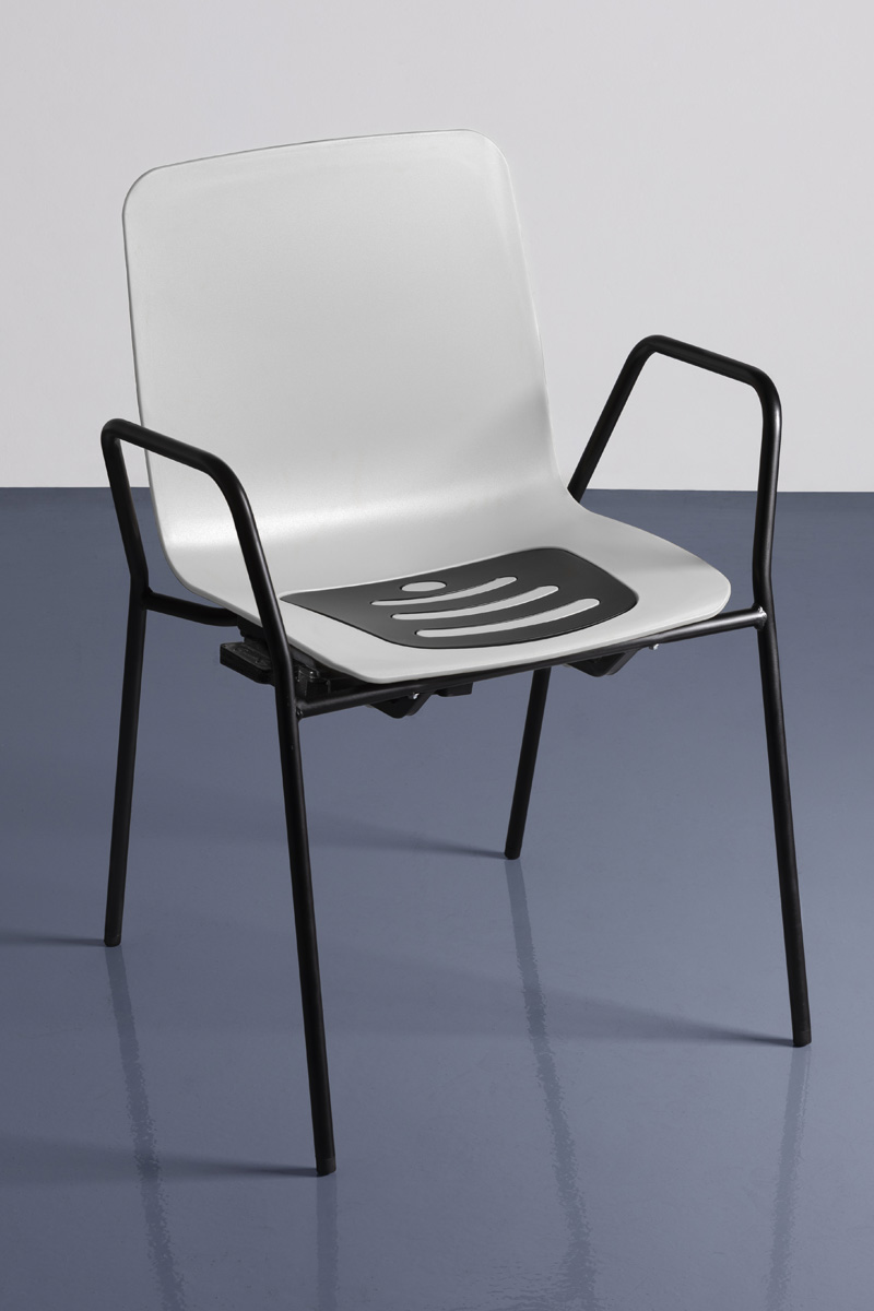 Silla con reposabrazos blanca