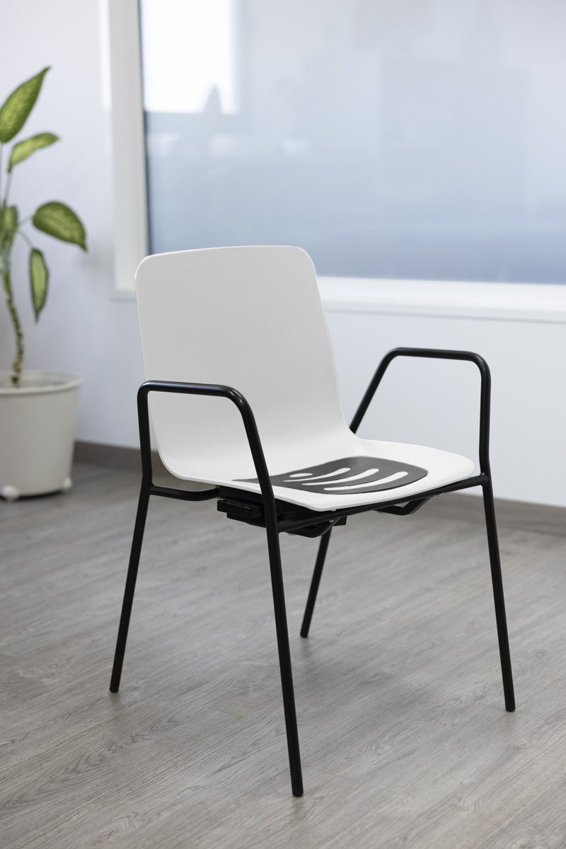 Silla con reposabrazos blanca