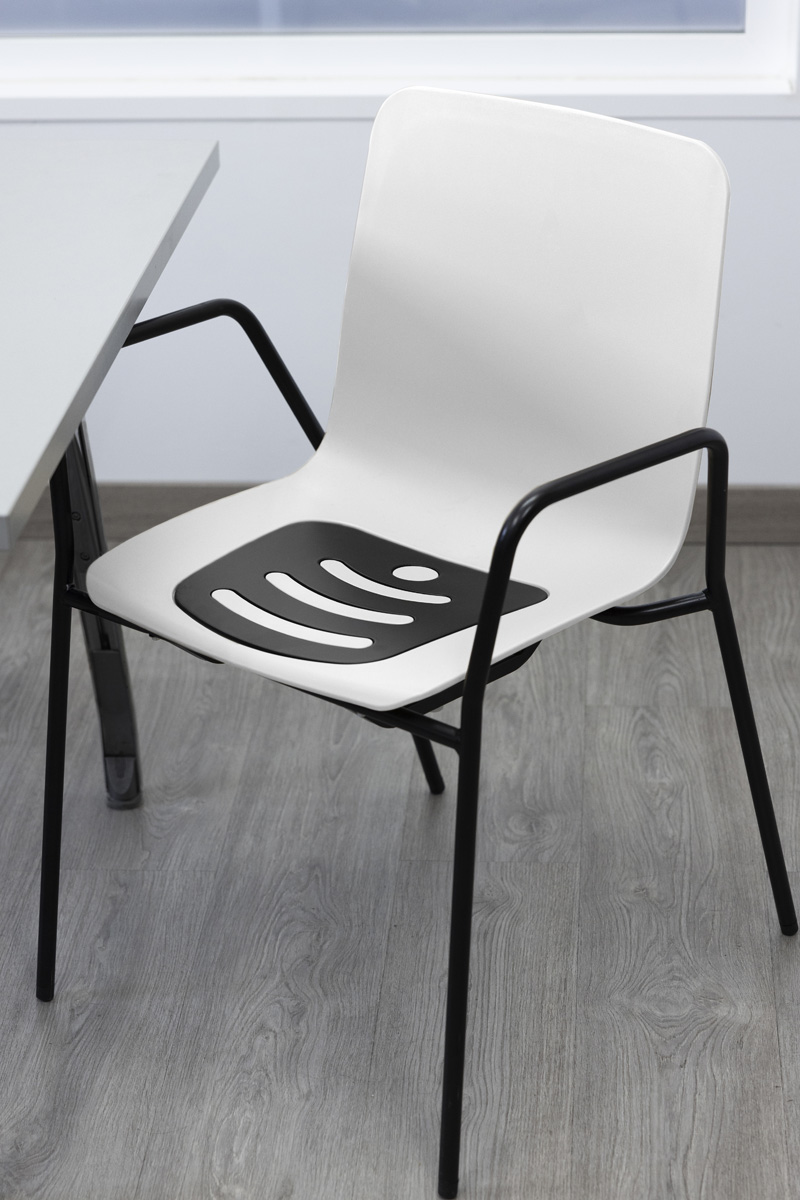Silla con reposabrazos blanca
