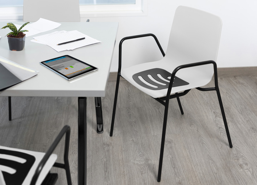 Silla con reposabrazos blanca