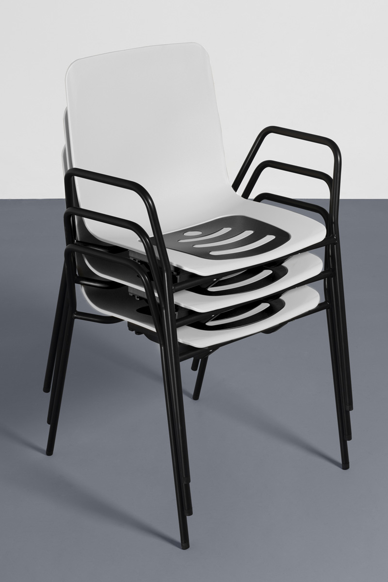 Silla con reposabrazos blanca