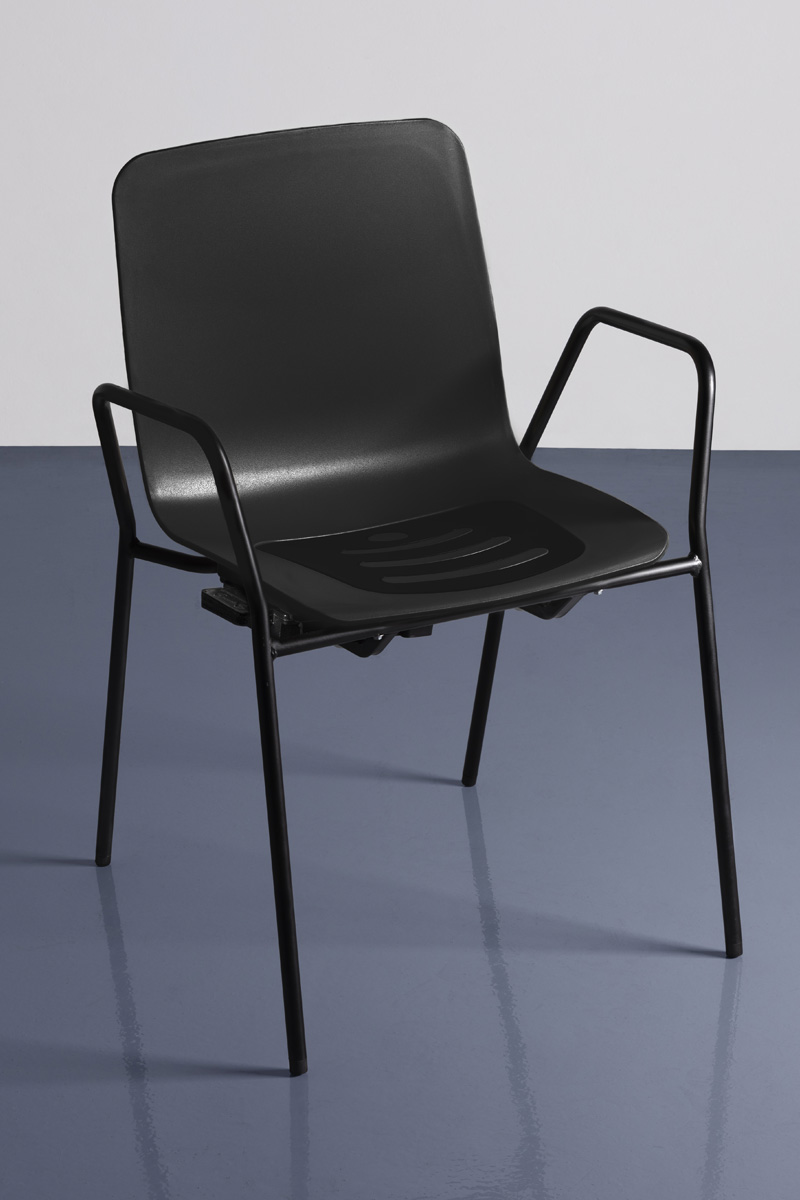 Silla con reposabrazos negra