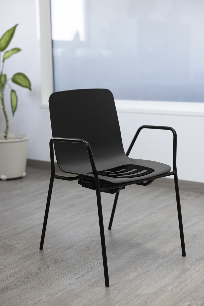 Silla con reposabrazos negra