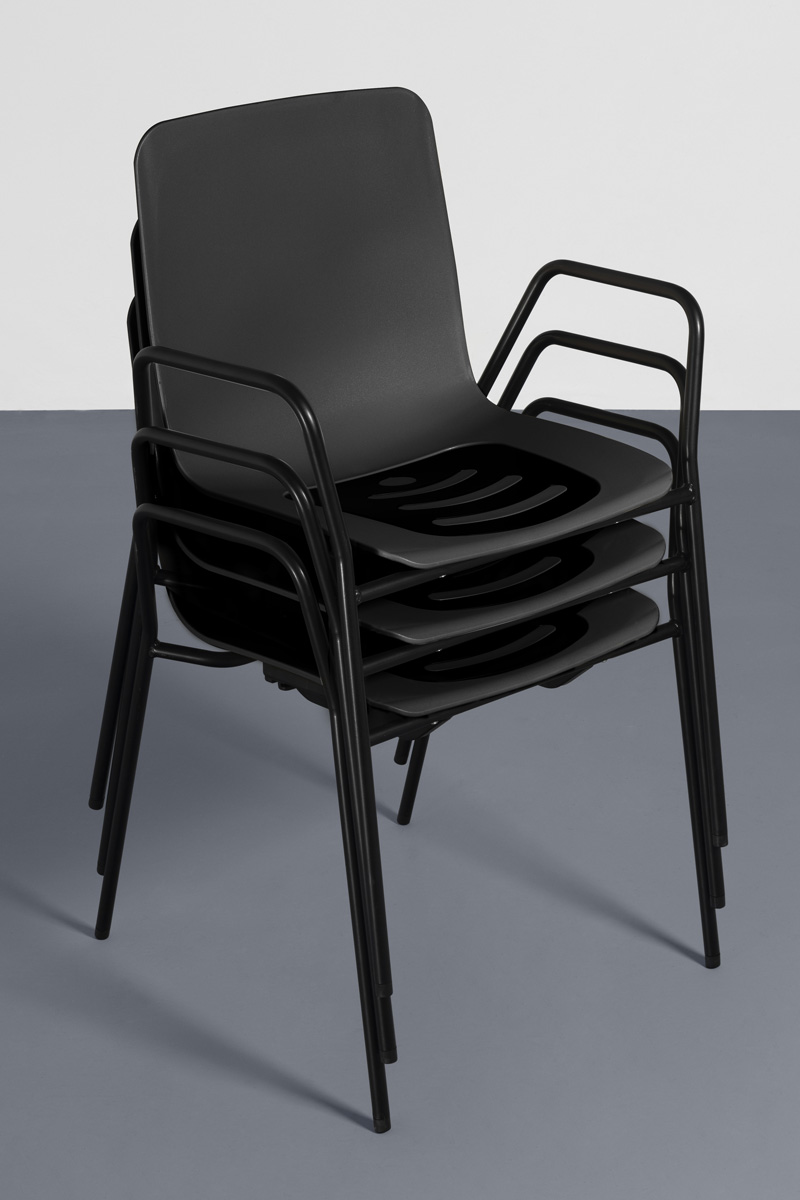 Silla con reposabrazos negra